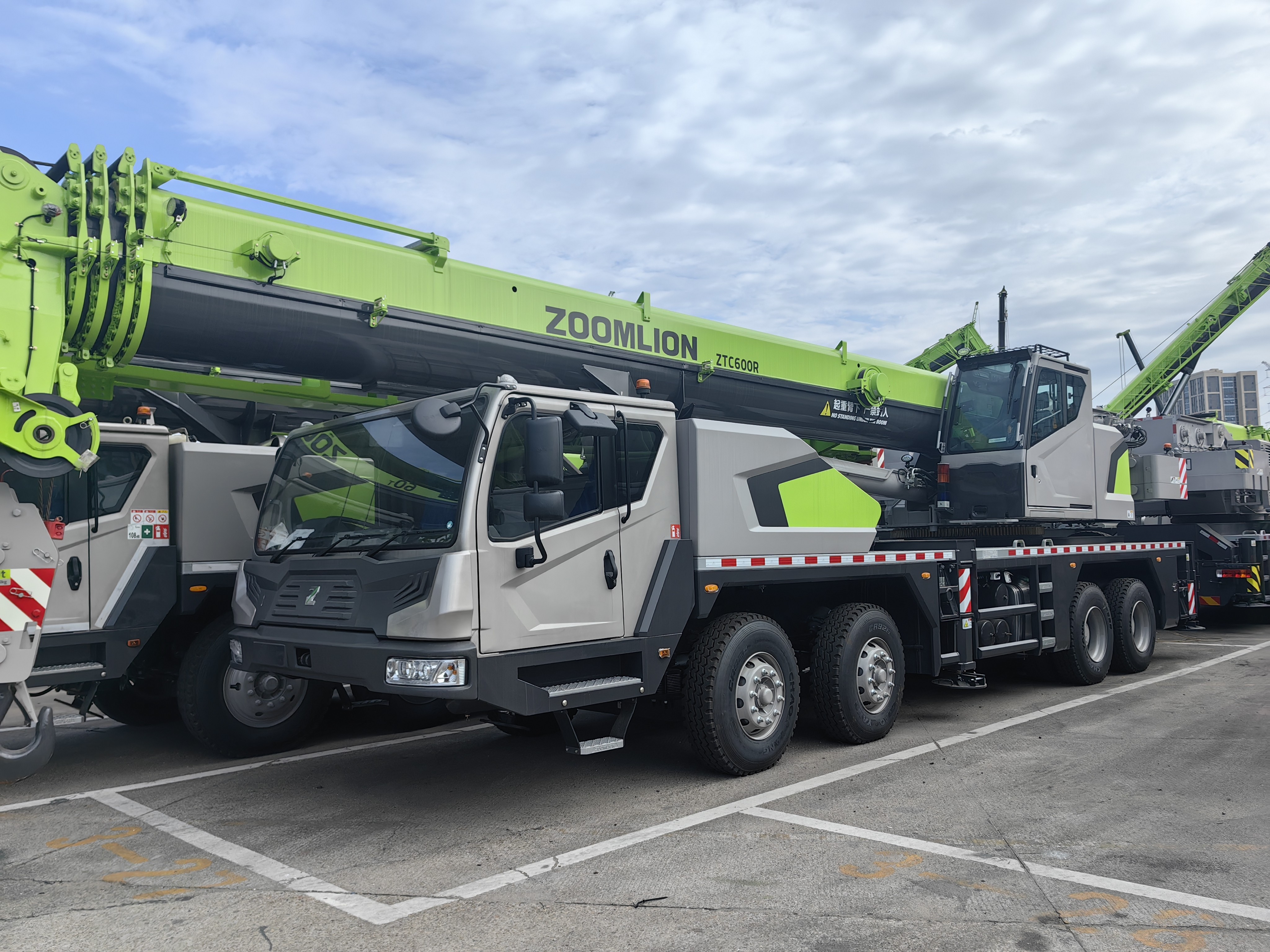 Una gru per camion da 60t unità è pronta per la consegna